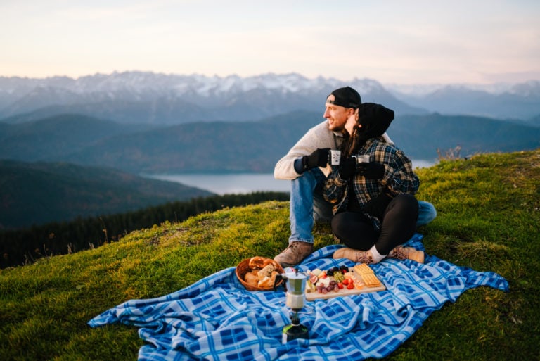 Couples Session Inspiration: Sunrise Picnic Photoshoot in the Alps